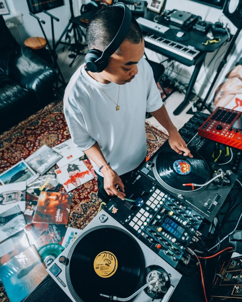 dj dans sont studio performant