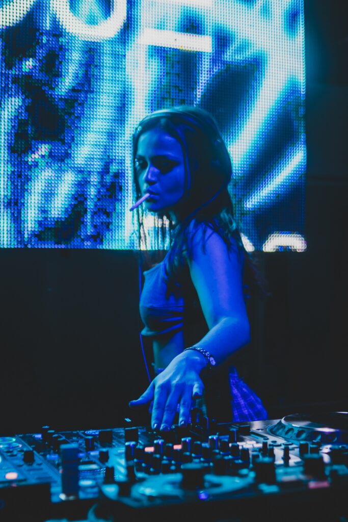 femme qui mixe , gros plan sur sa table