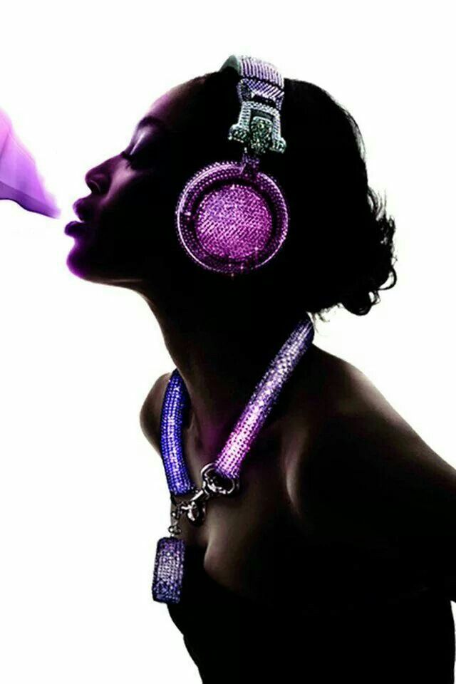 photo femme avec casque lumineux